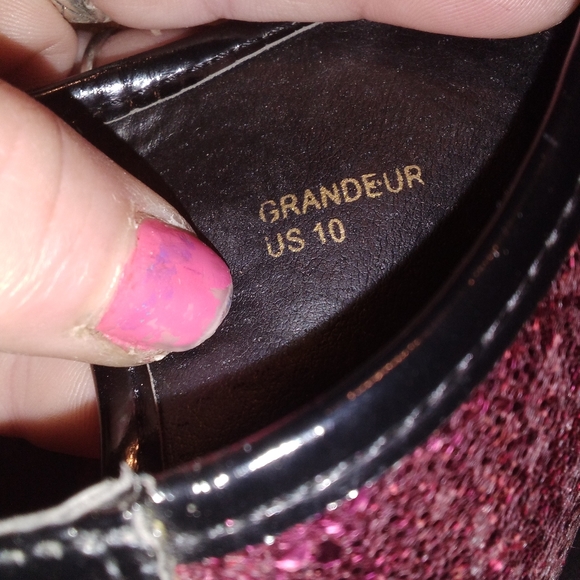 Hot pick n black heels - Picture 3 of 3